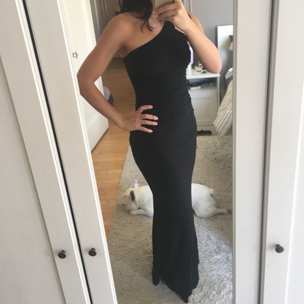 Gorgeous, stretchy, comfortable. Easy pull over style